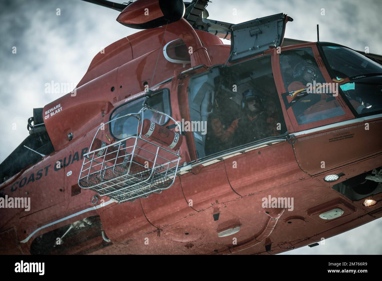 A ÉTATS-UNIS L'hélicoptère Dolphin MH-65 Eurocopter de la Garde côtière de la station aérienne Savannah vole pendant l'entraînement des opérations d'hélicoptère à Charleston Harbour, Caroline du Sud, le 5 janvier 2023. L'évacuation par hélicoptère est un moyen plus rapide de transporter des personnes à un niveau de soins plus élevé. (É.-U. Photo de la Force aérienne par le sergent d'état-major Joseph P. Leveille) Banque D'Images