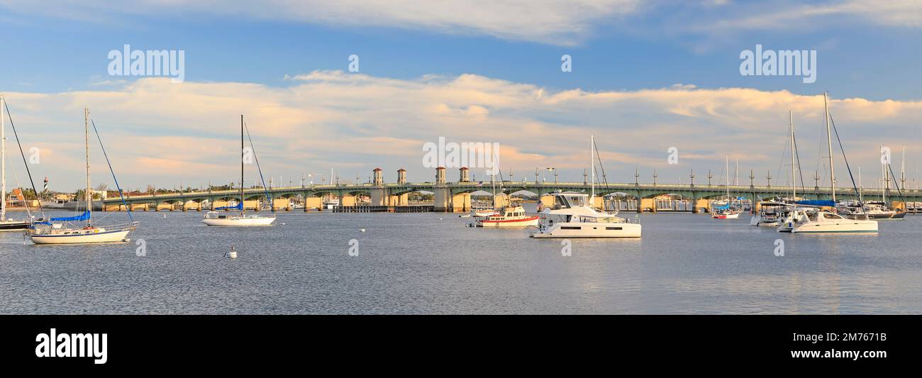 Pont des Lions, dont le célèbre phare de St. Augustine, Floride, États-Unis Banque D'Images