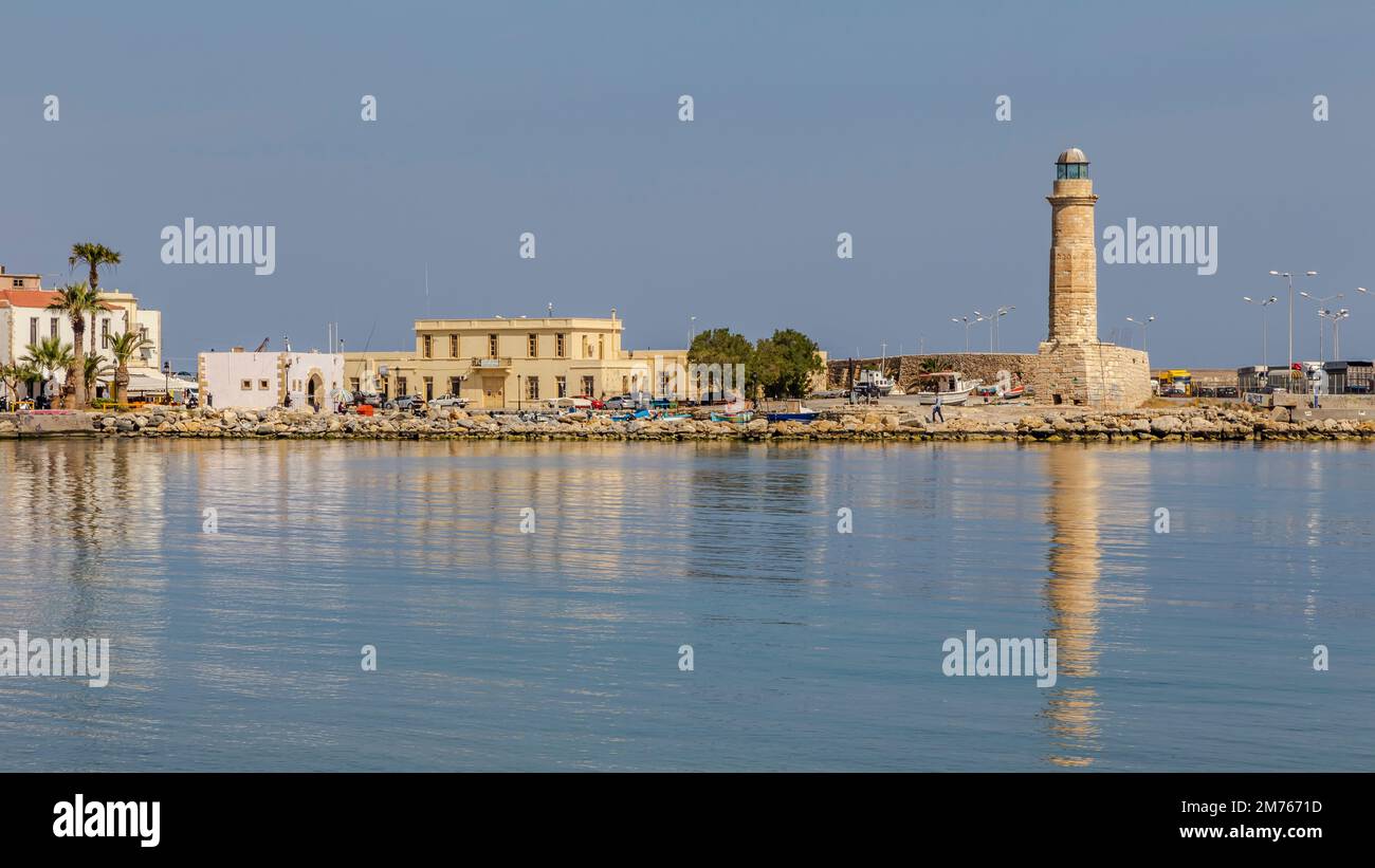 Vue sur le port de la Canée, Crète, Grèce, de l'autre côté de l'eau Banque D'Images