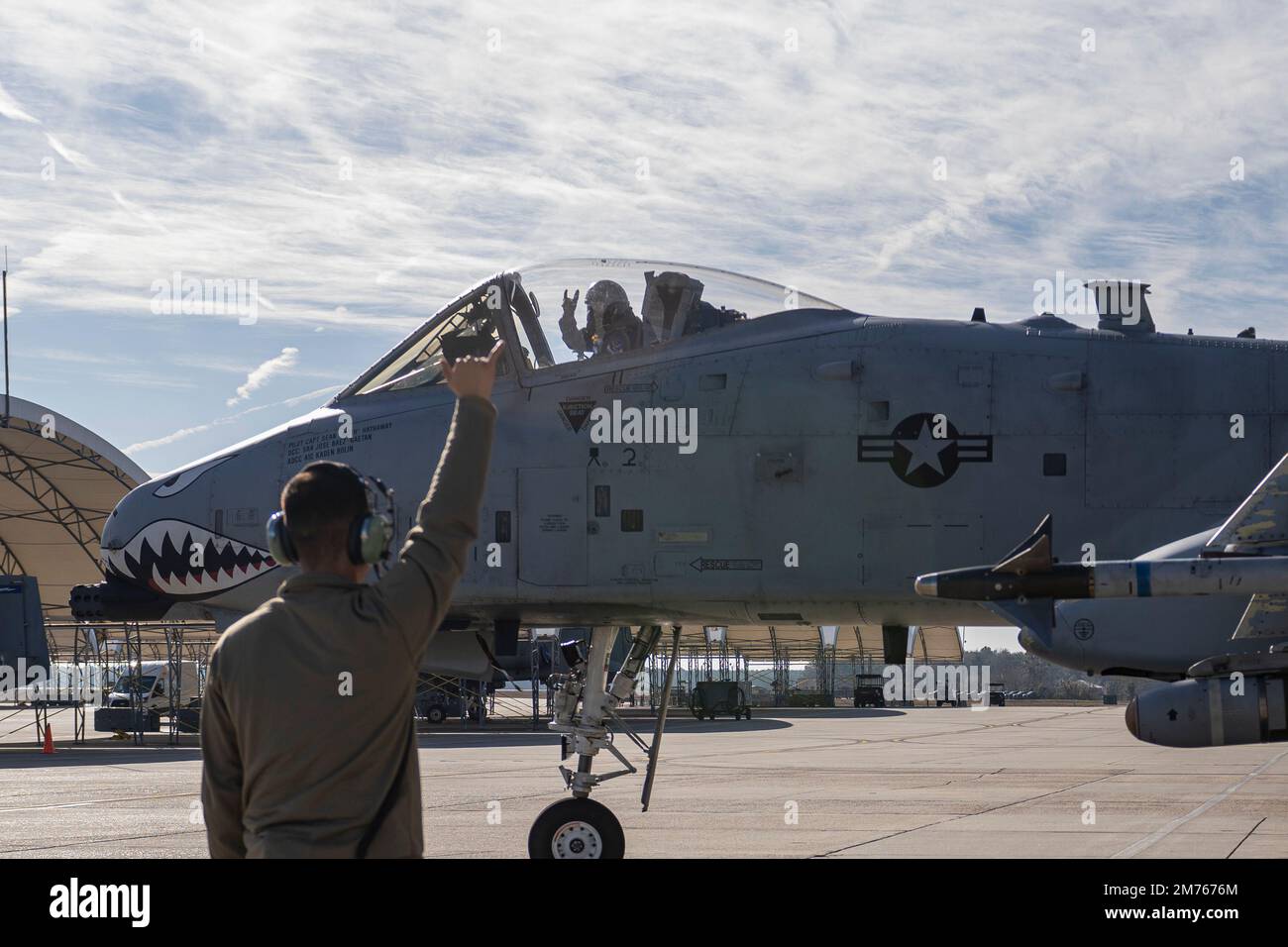 ÉTATS-UNIS Air Force Airman 1st classe Matthew Blandon, chef d'équipage du 74th Fighter Generation Squadron, envoie le 1st Lt. Mackenzie Rudolph, pilote Thunderbolt II du 74th Fighter Squadron A-10C, à la base aérienne Moody, en Géorgie, le 5 janvier 2023. Rudolph était en train d'effectuer un entraînement en vol en portant un système de protection respiratoire Aircrew. Les pilotes doivent être en mesure de fonctionner dans toutes les conditions afin de mener à bien la mission d’attaque maritime de l’avion. (É.-U. Photo de la Force aérienne par le premier Airman Deanna Muir) Banque D'Images