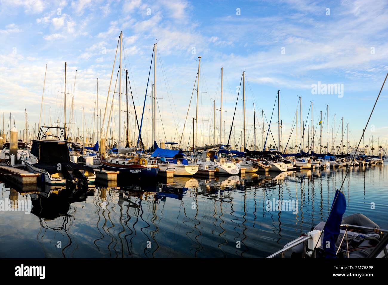 Bateaux à voile alignés sur leurs quais de long Beach. Banque D'Images