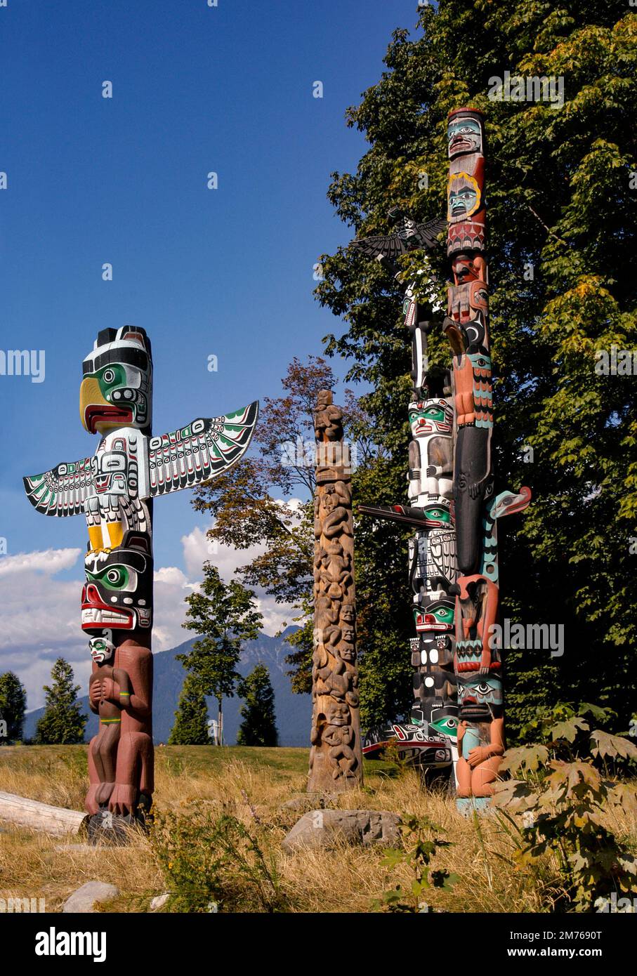 Trois types différents de mâts totémiques indiens à Vancouver, au Canada. Banque D'Images