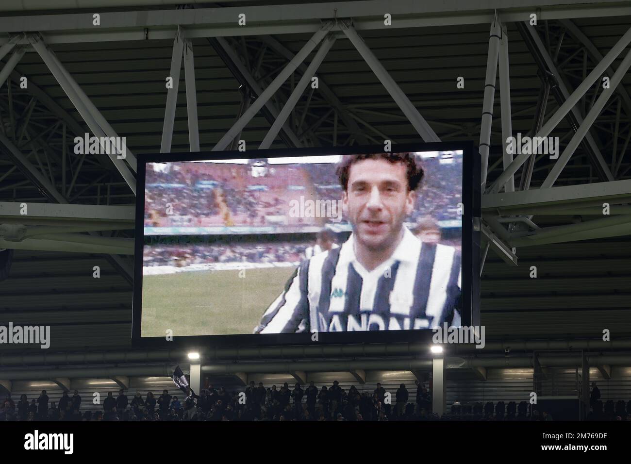 Turin, Italie. 7th janvier 2023. Des vidéos de l'ancien Crémonese, Juventus, Sampdoria, Chelsea et Gianluca Vialli, joueur italien, sont projetées sur l'écran du stade après sa mort à 58 ans le 6th janvier 2023, après le coup d'envoi final du match de Serie A au stade Allianz, à Turin. Crédit photo à lire: Jonathan Moscrop/Sportimage crédit: Sportimage/Alay Live News Banque D'Images