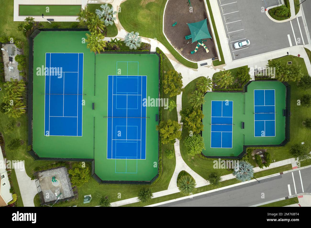 Vue aérienne sur les courts de tennis bleus pour les activités sportives. Banque D'Images