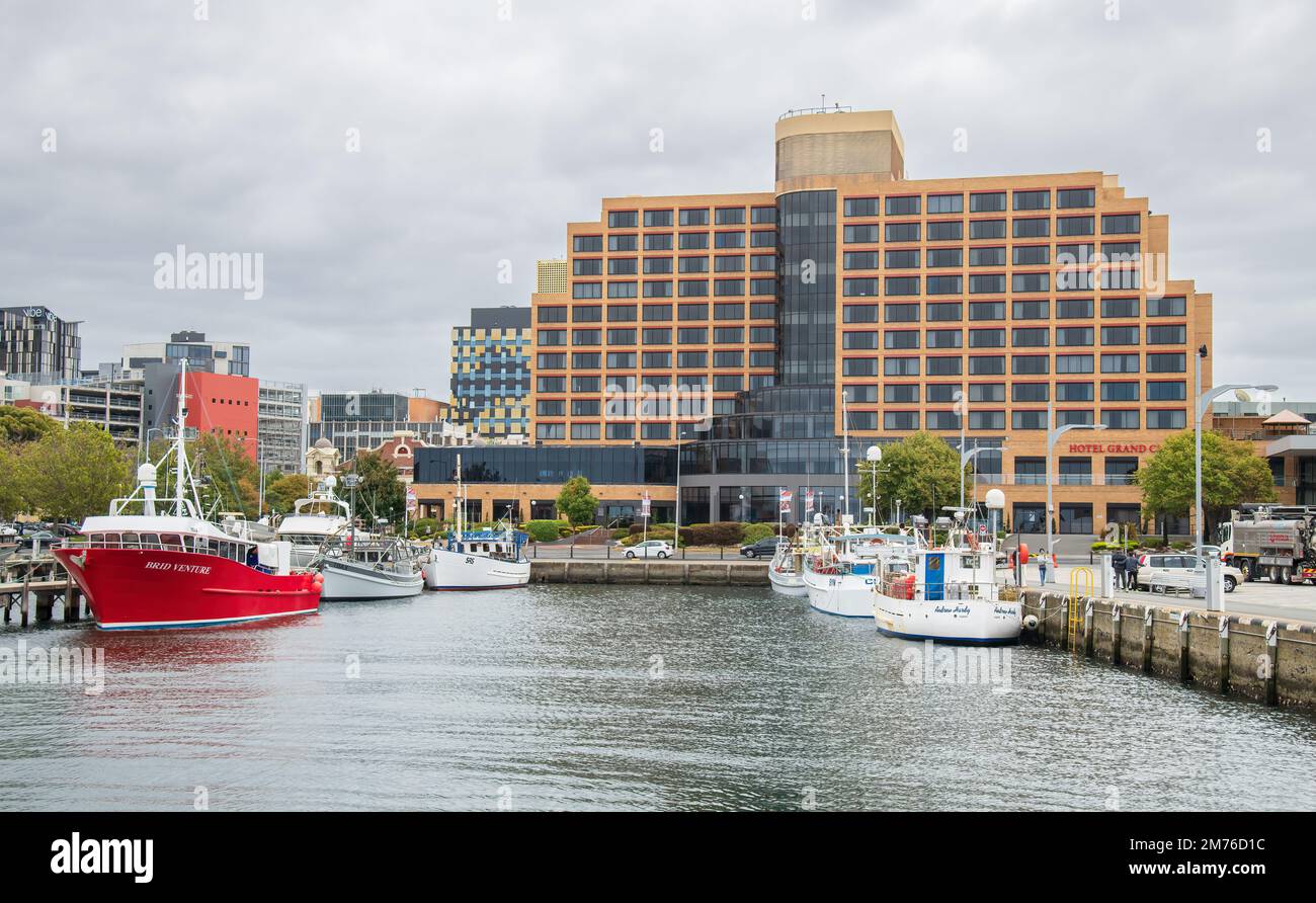HOBART, TASMANIE, AUSTRALIE. 06 mars 2022. Des bateaux amarrés sur le quai Victoria, en Tasmanie, avec l'Hôtel Grand Chancellor Hobert au revoir. Banque D'Images