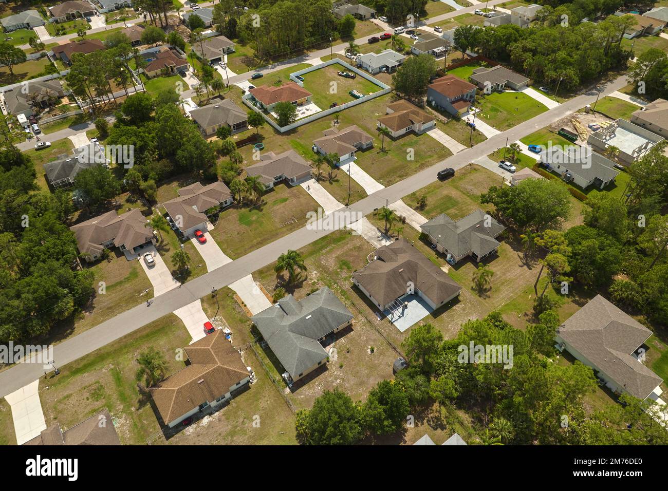 Vue aérienne de la petite ville de l'Amérique paysage suburbain avec maisons privées entre les palmiers verts en Floride quartier résidentiel calme Banque D'Images