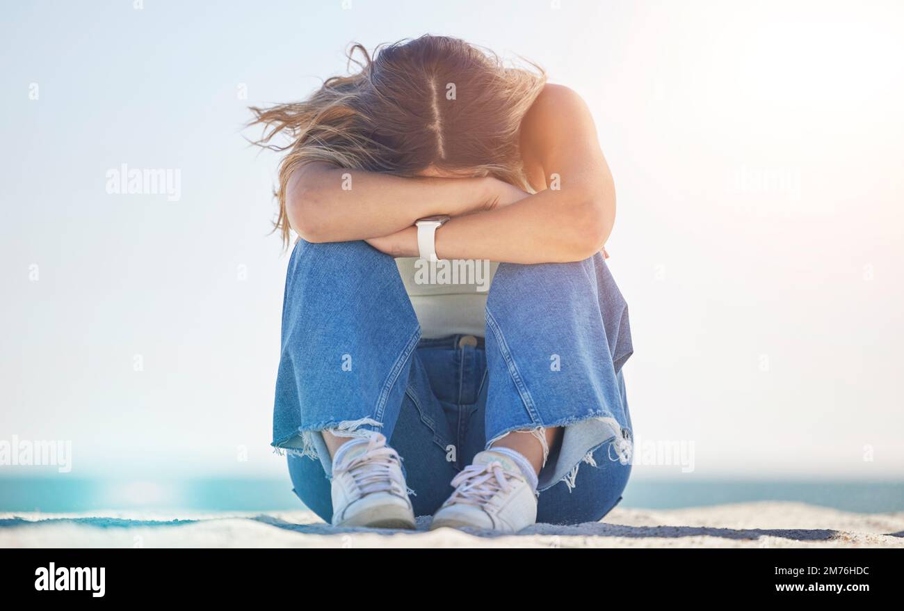 Femme triste, stress ou dépression par plage, nature océanique ou environnement marin et bipolaire, crise psychologique ou crise d'esprit. Santé mentale, anxiété ou Banque D'Images