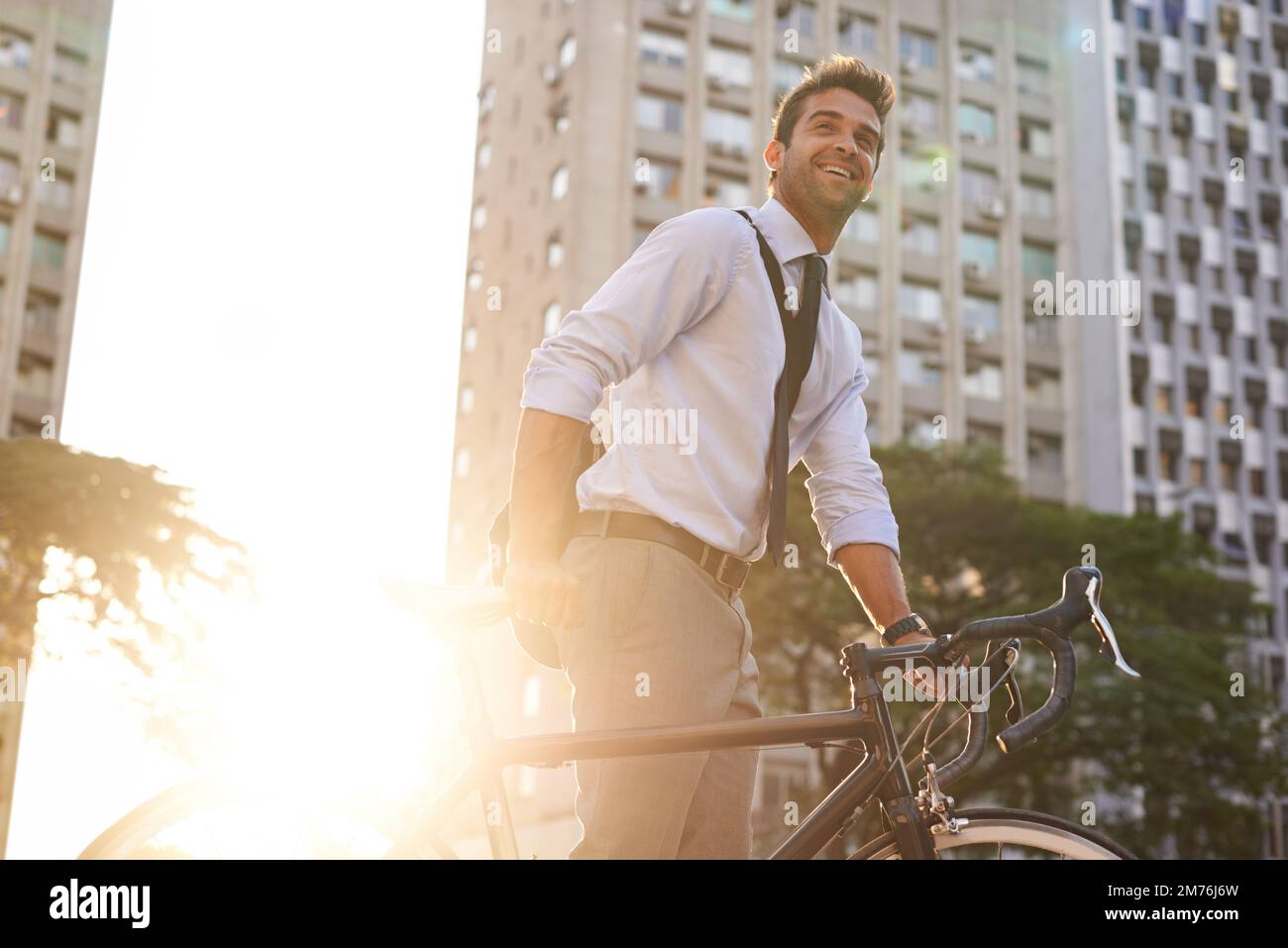 La journée idéale pour faire du vélo au travail. un homme d'affaires qui se déplace pour travailler avec son vélo. Banque D'Images