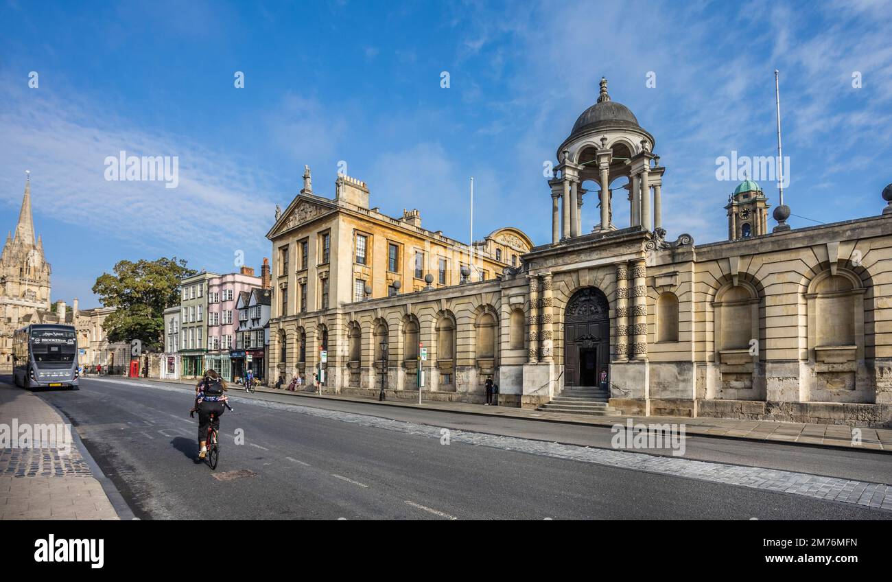 Le quadruple devant du Queen's College à Oxford High Street avec la coupole distinctive au-dessus de l'entrée de l'université, Oxfordshire, Angleterre du Sud-est Banque D'Images Le quadruple devant du Queen's College à Oxford High Street avec la coupole distinctive au-dessus de l'entrée de l'université, Oxfordshire, Angleterre du Sud-est Banque D'Images