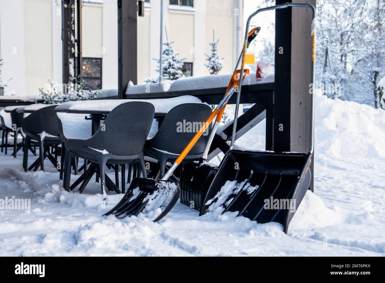 Pelles à neige. Chasse-neige et tempête de neige. Arrière-plan d'hiver. Banque D'Images