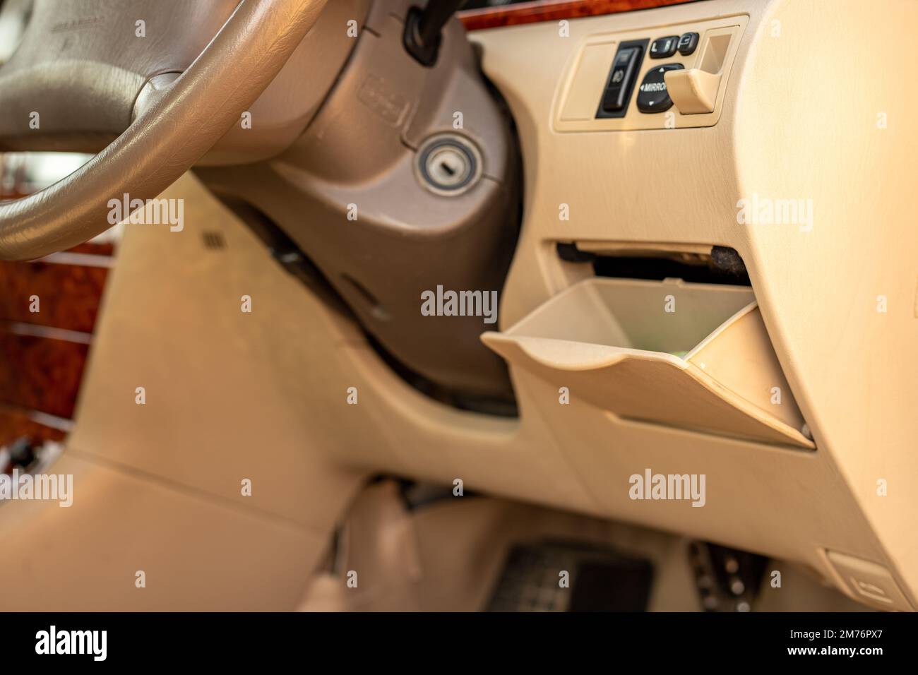 Petit compartiment de rangement sous le volant Banque D'Images
