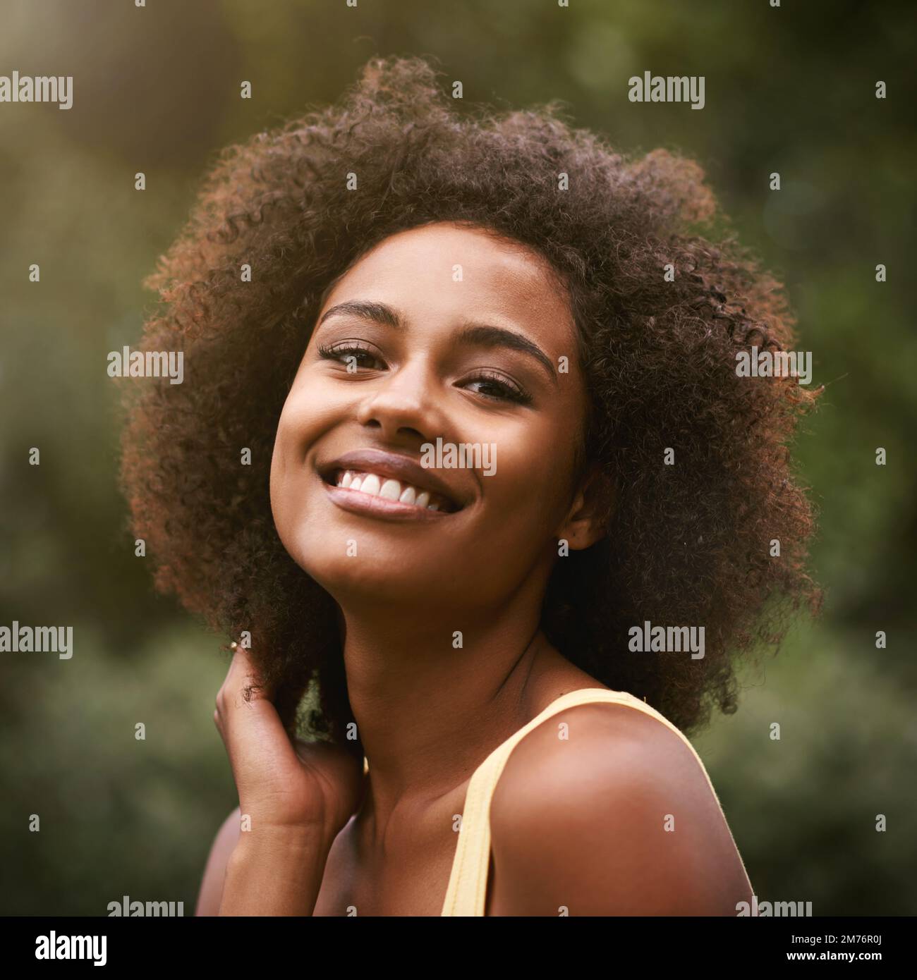 Bonne vie. Gros plan portrait d'une belle jeune femme en plein air. Banque D'Images
