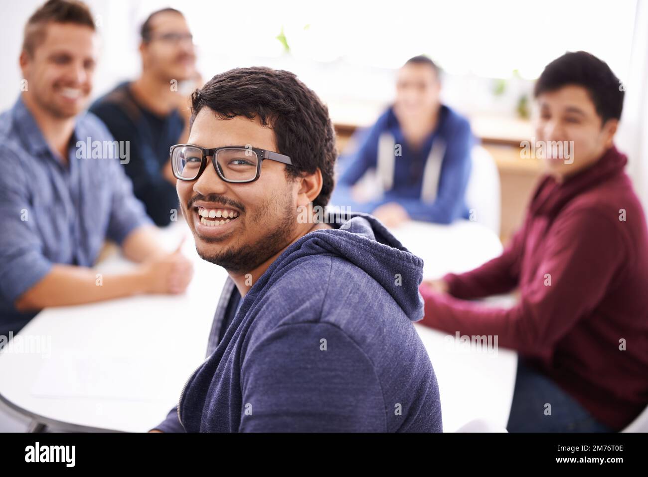 Chaque rencontre avec ces gars est allégée. un groupe de gars ayant une réunion. Banque D'Images