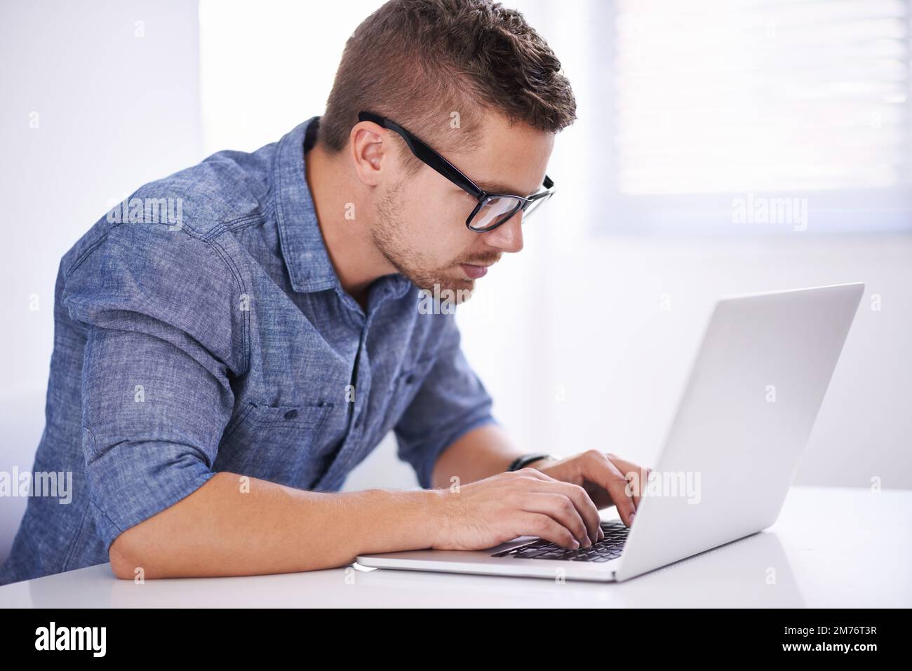 Entreprise moderne rythme rapide, innovant et en ligne. Un jeune homme d'affaires créatif utilisant son ordinateur portable. Banque D'Images