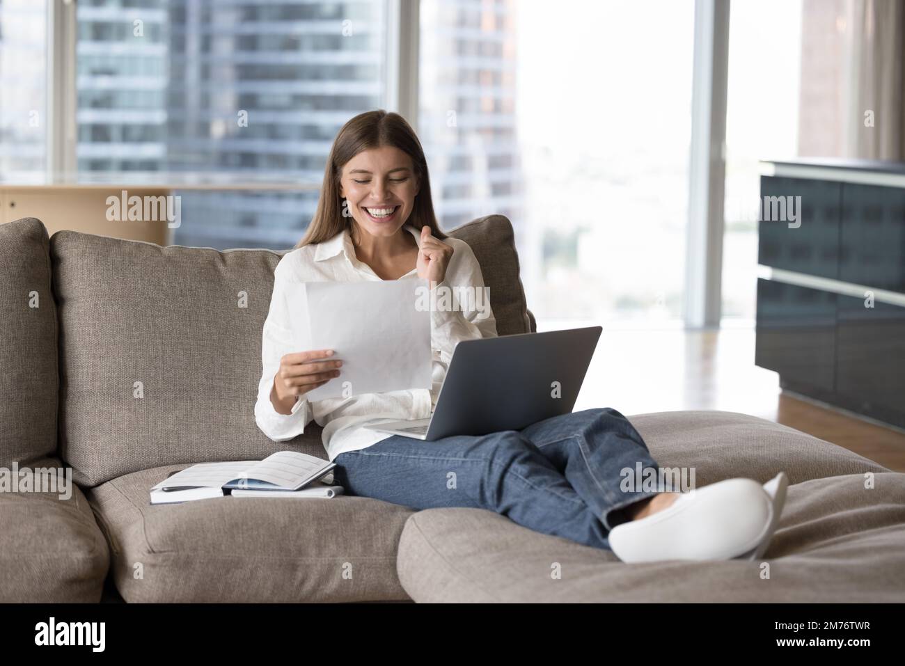 La femme a lu de grandes nouvelles dans la lettre célébrer le succès se sentir heureux Banque D'Images