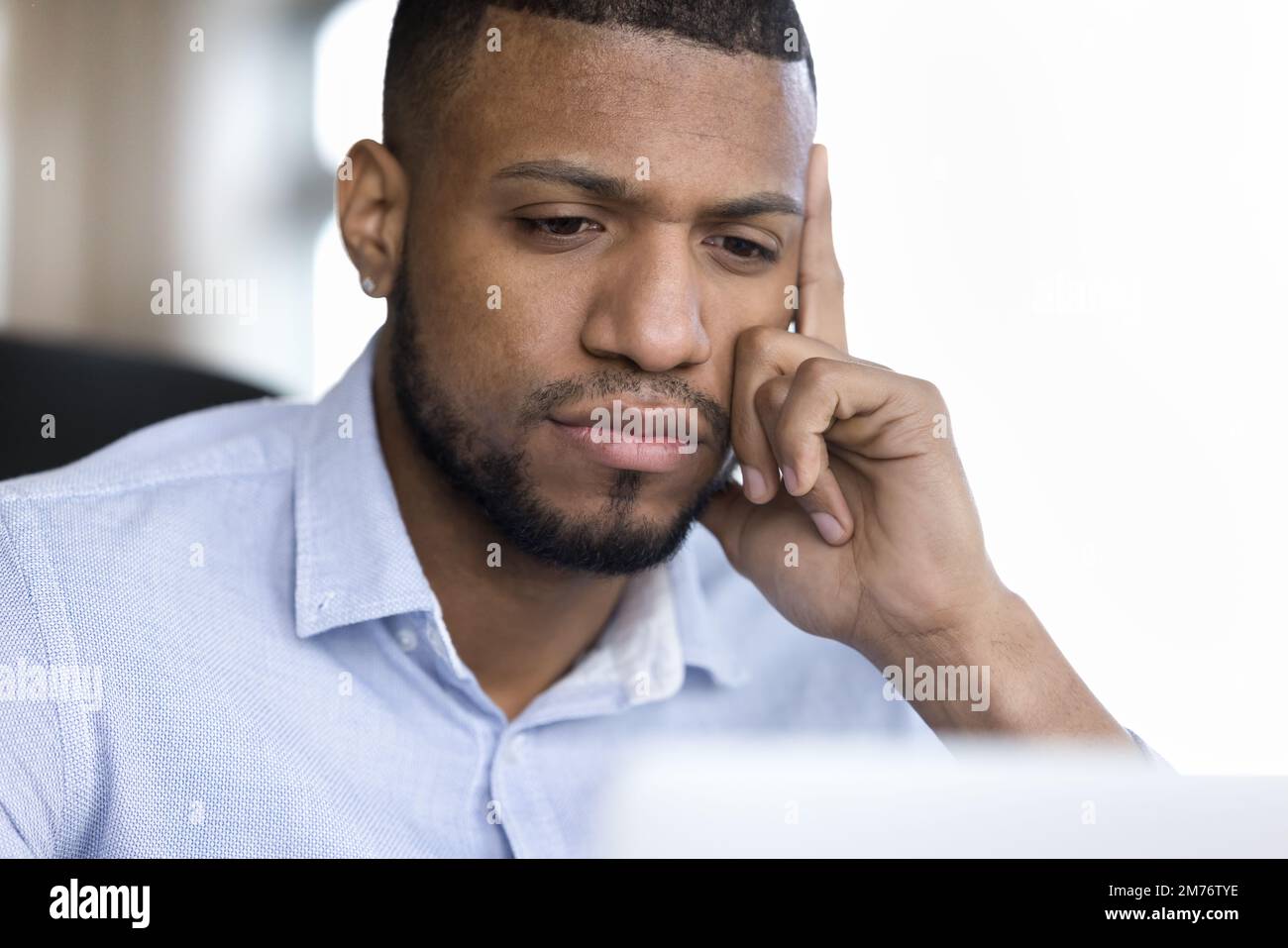 Un homme d'affaires africain a lu un e-mail ou appris de nouveaux logiciels utiliser un ordinateur portable Banque D'Images