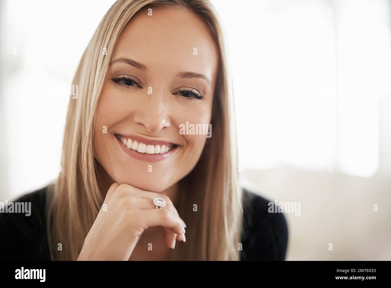Prendre du temps pour moi. Portrait d'une jeune femme assise avec sa main sur son menton. Banque D'Images