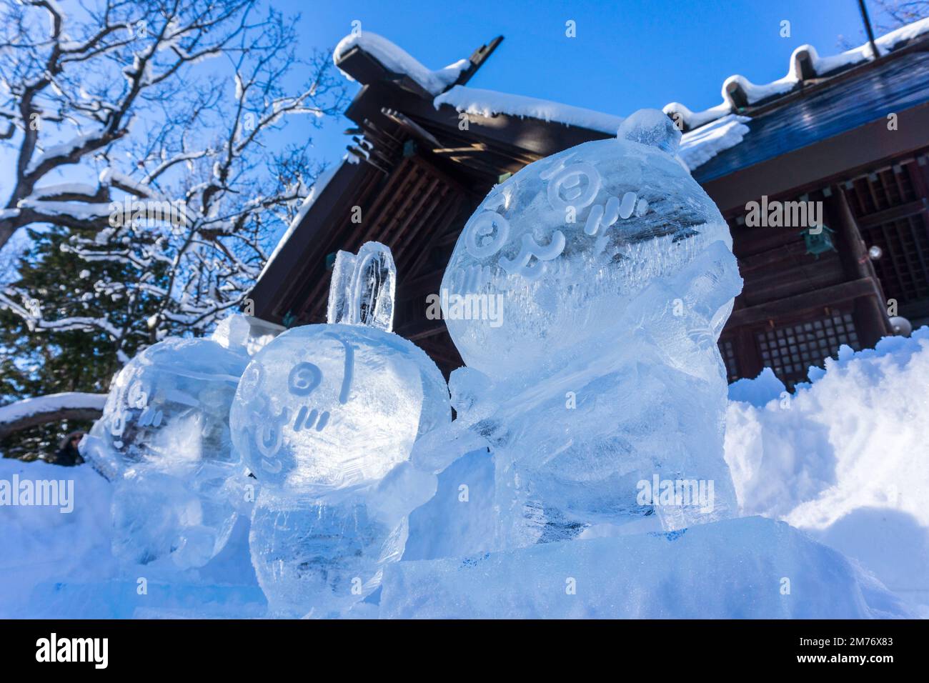 Jolies sculptures de glace japonaises par une journée ensoleillée au sanctuaire de Higashikawa au nouvel an dans la ville de Higashikawa, Hokkaido, au nord du Japon Banque D'Images
