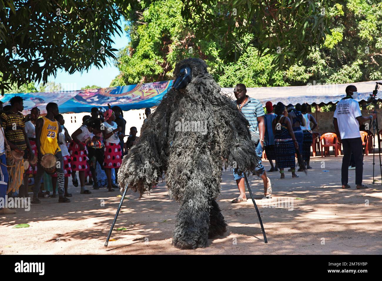 Danse Kumpo avec masques au Sénégal, Afrique de l'Ouest Banque D'Images