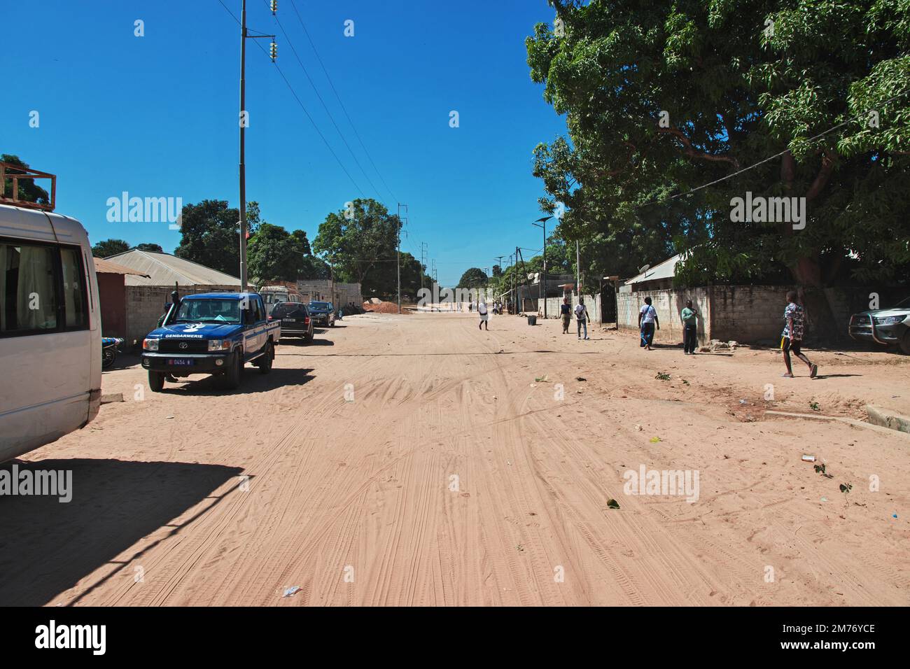 La rue dans le petit village, Sénégal, Afrique de l'Ouest Banque D'Images