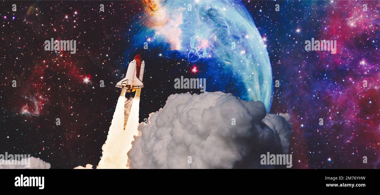 lancement de la navette dans les nuages vers l'espace. Espace sombre avec des étoiles en arrière-plan.vol Spaceship. Éléments de cette image fournis par la NASA Banque D'Images