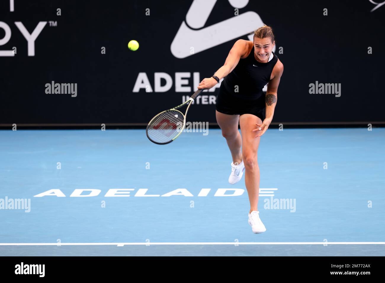 Adélaïde, Australie, 8 janvier 2023. Aryna Sabalenka, du Bélarus, sert le ballon lors du match de finale de tennis international d'Adélaïde entre Aryna Sabalenka, du Bélarus, et Linda Noskova, de la République tchèque, à Memorial Drive, sur 08 janvier 2023, à Adélaïde, en Australie. Crédit : Peter Mundy/Speed Media/Alay Live News Banque D'Images