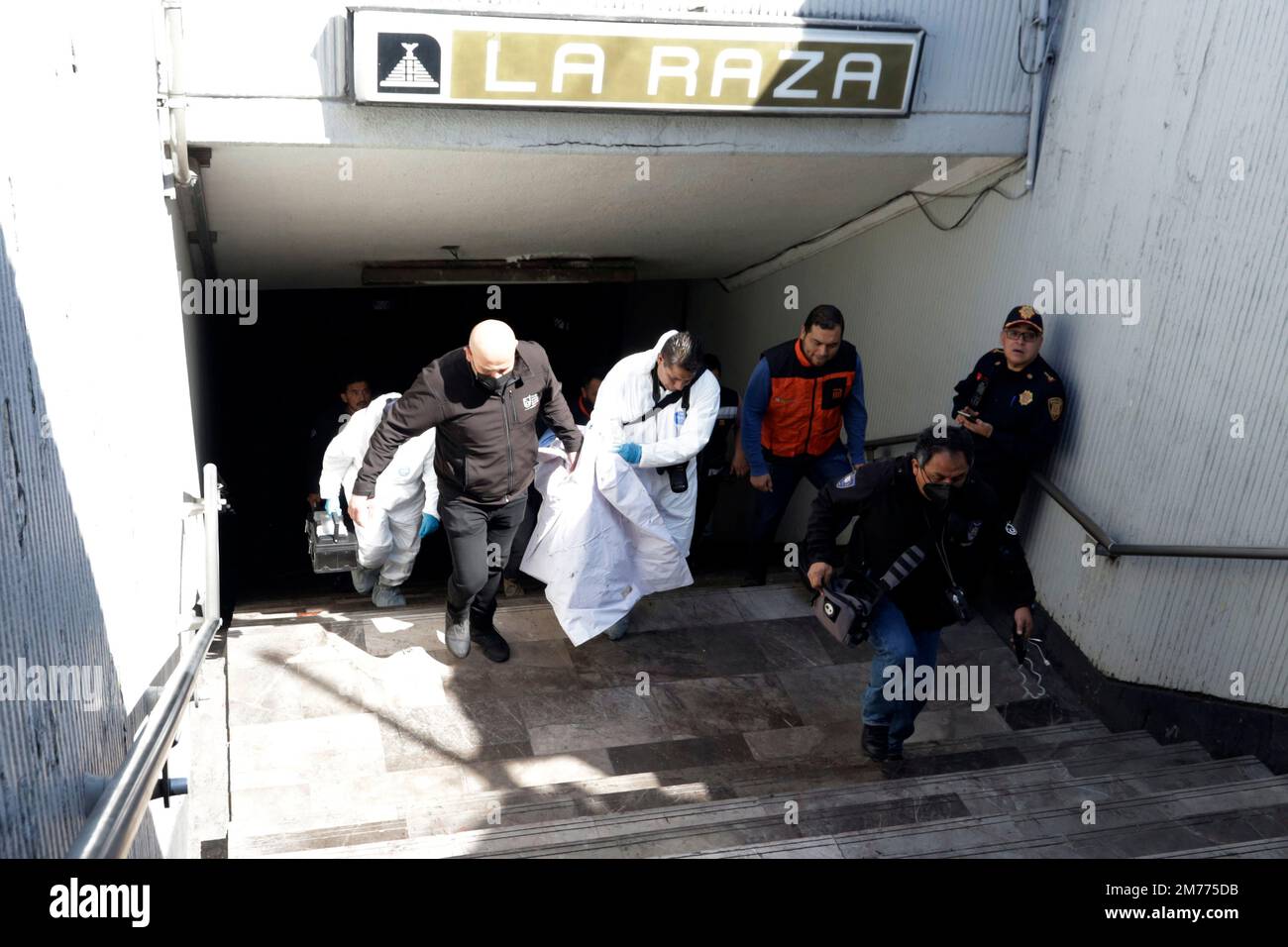 Non exclusif: 6 janvier 2023, Mexico, Mexique: À la station la Raza du métro de Mexico, les escadrons de sauvetage travaillent sur les lieux après deux chalets Banque D'Images