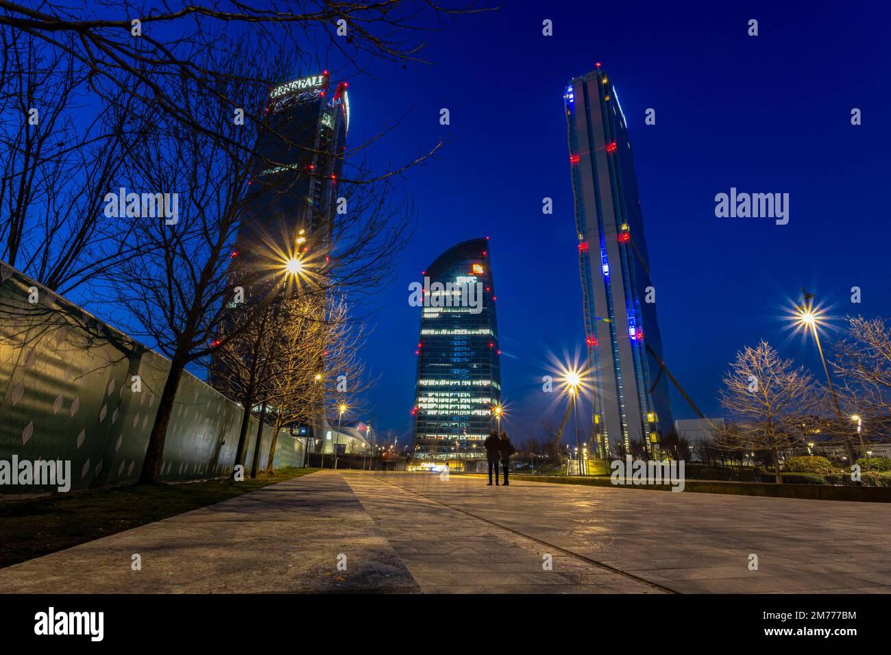 MILAN, ITALIE, 5 MARS 2022 - Tre Torri (trois tours) de nuit dans le quartier de la vie urbaine de Milan, Italie. Hadid Tower, Isozaki Tower et PWC Tower Banque D'Images