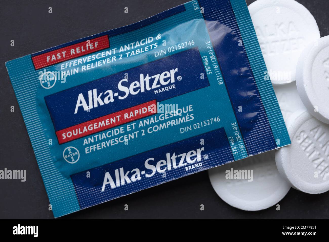 Calgary, Alberta, Canada. 5 janvier 2023 Un paquet d'Alka-Seltzer qui est un antiacide effervescent et analgésique. Banque D'Images