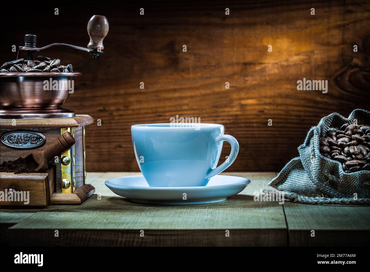 sac de moulin à café avec grains et cuillère Banque D'Images