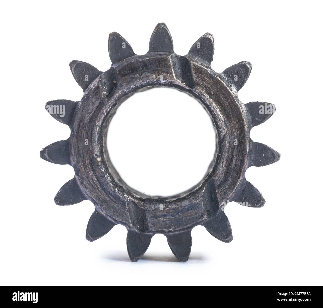 ancienne roue dentée endommagée et huilée isolée sur fond blanc Banque D'Images
