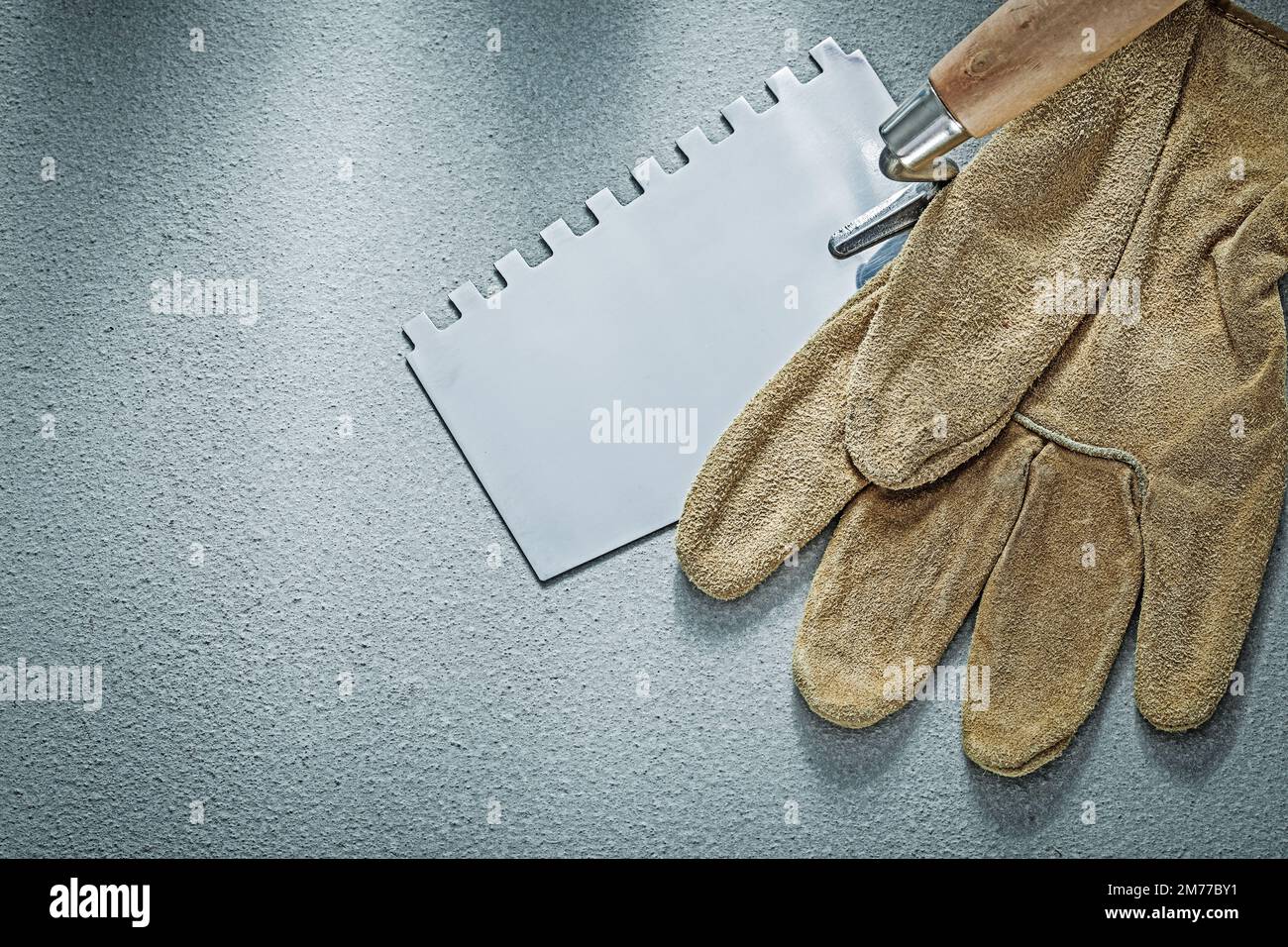 Peinture grattoir cuir gants de protection sur fond de béton concept de  construction Photo Stock - Alamy