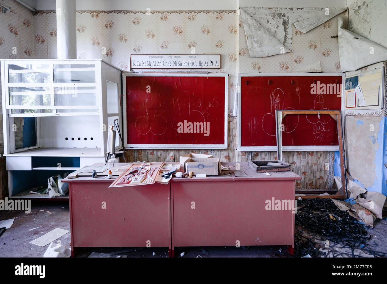Ancienne salle de classe abandonnée avec des murs peints en bleu, sombre horrible et sale vieille école salle de classe. Banque D'Images