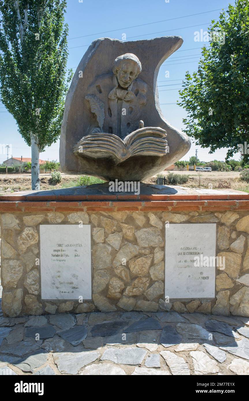 La Albuera, Espagne - 12th juin 2021 : le monument Hans Christian Andersen, représentant l'auteur écrivant le laid Duckling. Badajoz, Espagne. Banque D'Images La Albuera, Espagne - 12th juin 2021 : le monument Hans Christian Andersen, représentant l'auteur écrivant le laid Duckling. Badajoz, Espagne. Banque D'Images