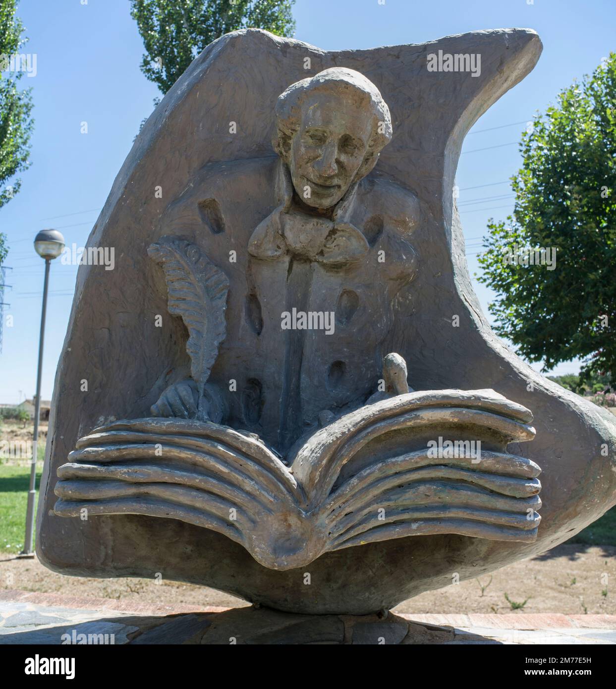 La Albuera, Espagne - 12th juin 2021 : le monument Hans Christian Andersen, représentant l'auteur écrivant le laid Duckling. Badajoz, Espagne. Banque D'Images