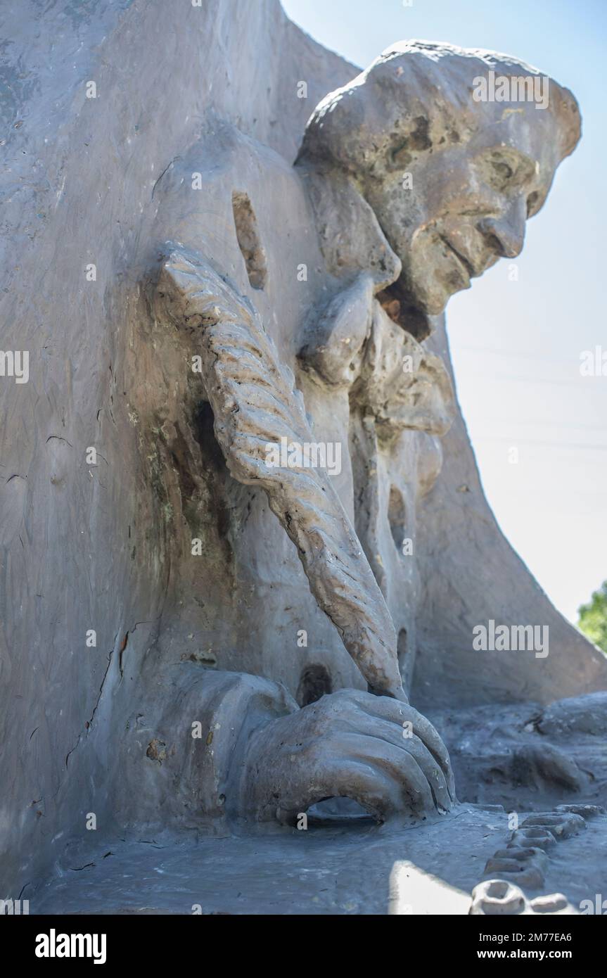 La Albuera, Espagne - 12th juin 2021 : le monument Hans Christian Andersen, représentant l'auteur écrivant le laid Duckling. Badajoz, Espagne. Banque D'Images La Albuera, Espagne - 12th juin 2021 : le monument Hans Christian Andersen, représentant l'auteur écrivant le laid Duckling. Badajoz, Espagne. Banque D'Images
