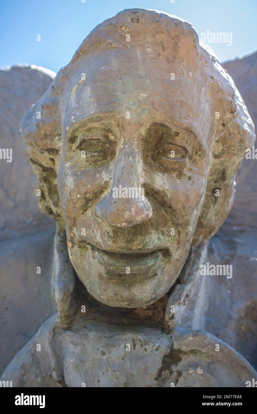 La Albuera, Espagne - 12th juin 2021 : le monument Hans Christian Andersen, représentant l'auteur écrivant le laid Duckling. Badajoz, Espagne. Banque D'Images La Albuera, Espagne - 12th juin 2021 : le monument Hans Christian Andersen, représentant l'auteur écrivant le laid Duckling. Badajoz, Espagne. Banque D'Images