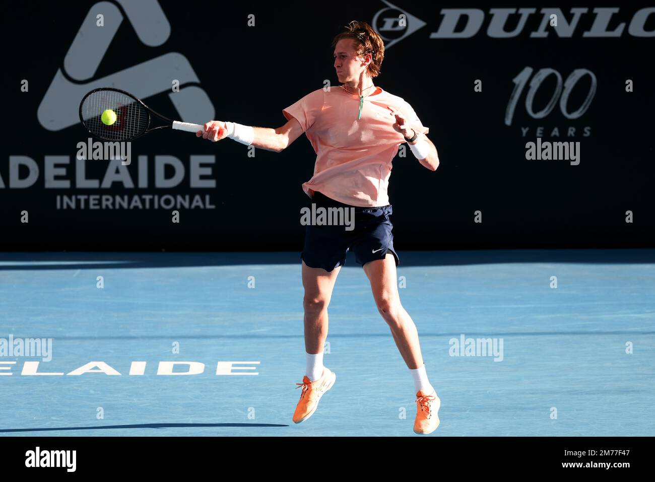 Adélaïde, Australie, 8 janvier 2023. Sebastian Korda, des États-Unis, joue un rôle de premier plan lors du match de finale de tennis international d'Adélaïde entre Novak Djokovic, de Serbie, et Sebastian Korda, des États-Unis, à Memorial Drive sur 08 janvier 2023, à Adélaïde, en Australie. Crédit : Peter Mundy/Speed Media/Alay Live News Banque D'Images