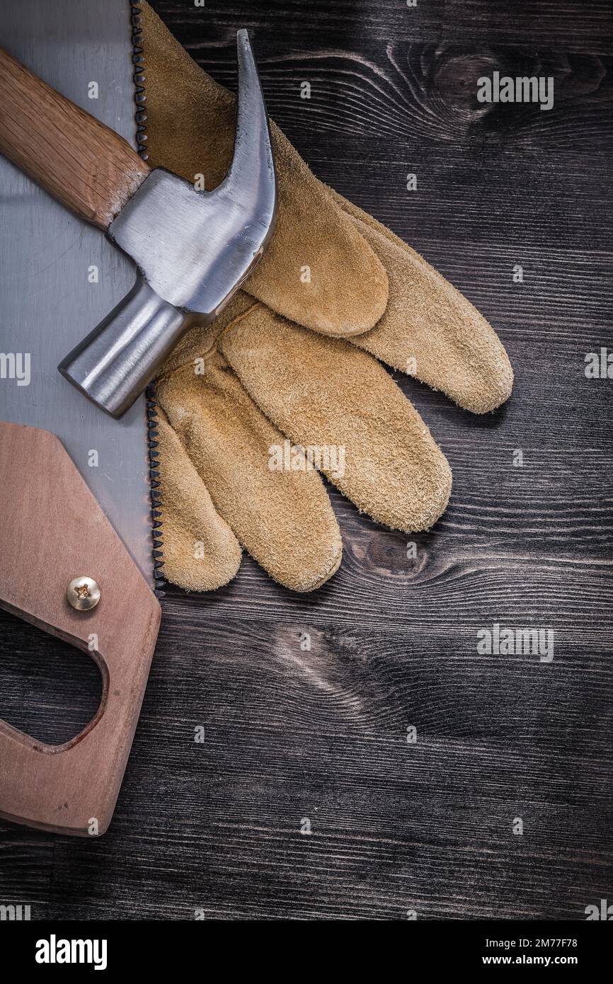 Jeu de gants de protection en cuir pour marteau à scie à métaux. Banque D'Images