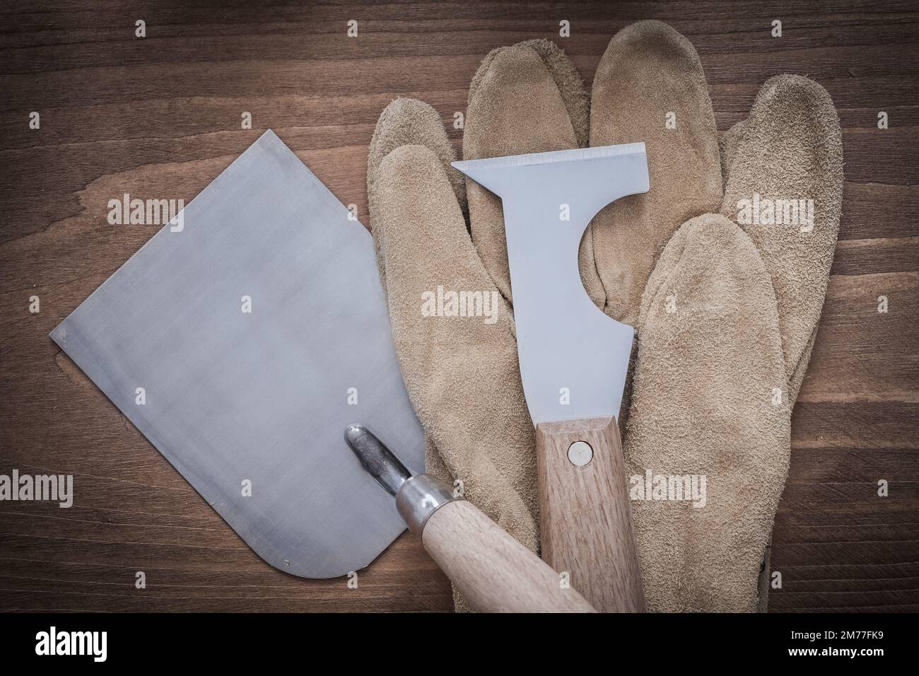 Spatule de construction pointue pour la truelle et gants de protection en cuir. Banque D'Images