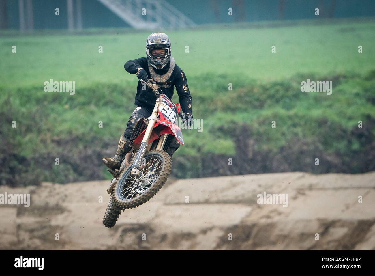 Crema, Italie – 12/2022: Le motocross performance des cascades sur la piste d'entraînement Banque D'Images