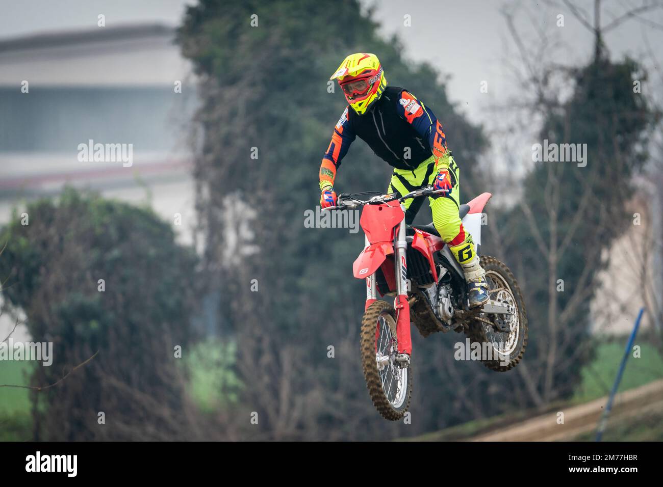 Crema, Italie – 12/2022: Le motocross performance des cascades sur la piste d'entraînement Banque D'Images