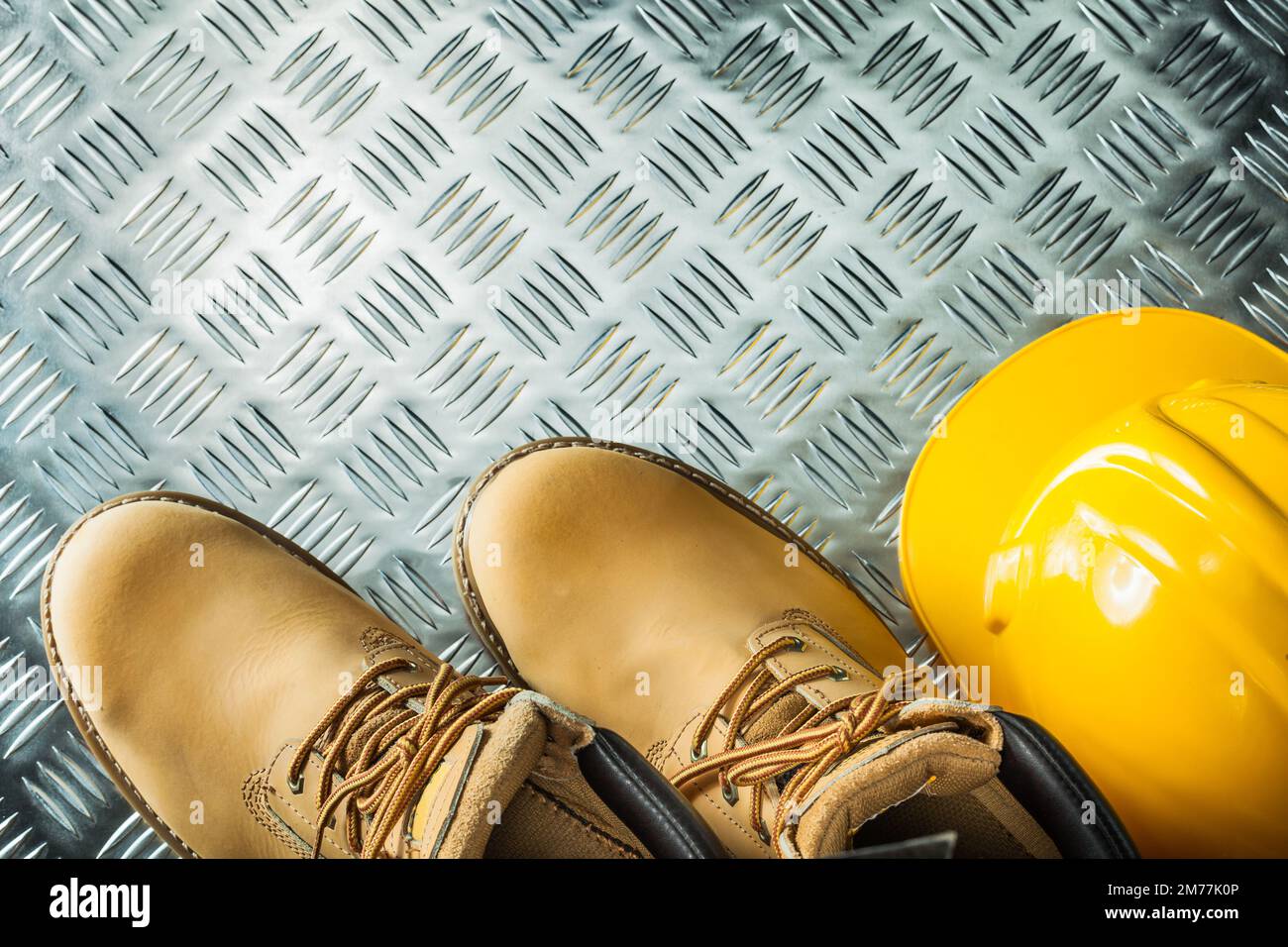 Bottes imperméables pour la construction d'un casque sur une tôle canalisée. Banque D'Images