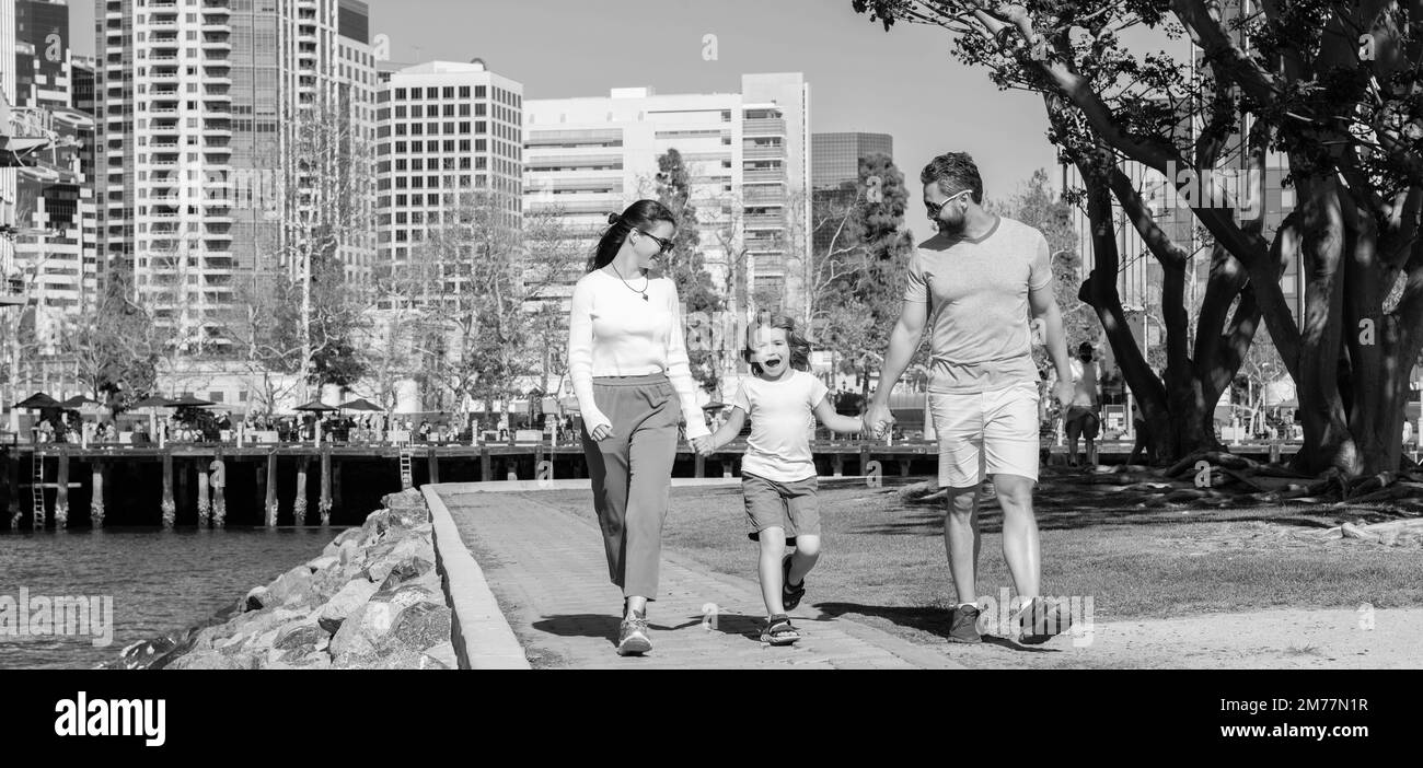 amitié. père mère et enfant marchent dans le parc. famille amicale s'amusant en été. Banque D'Images