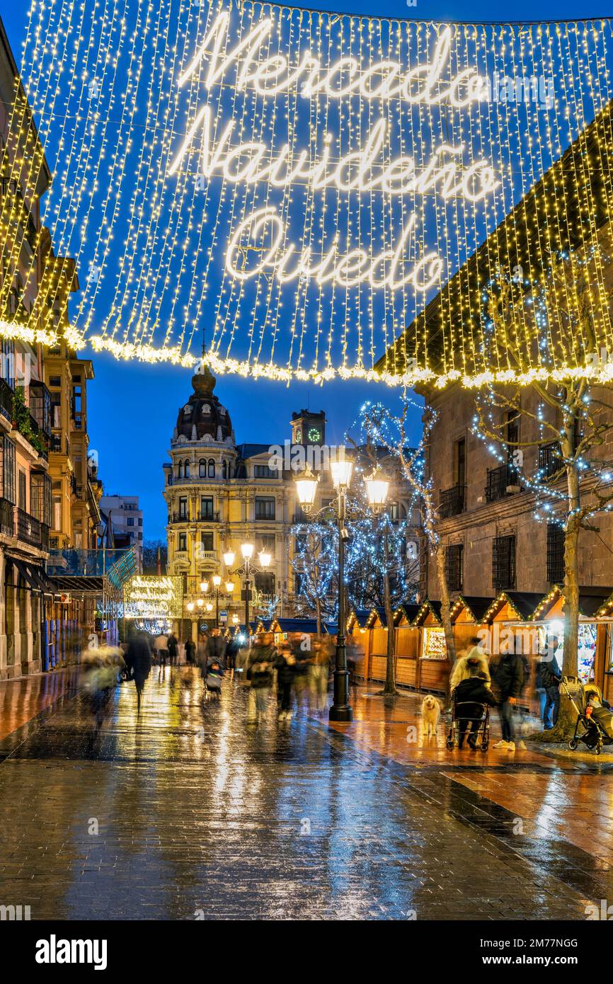 Vue nocturne du marché de Noël, Oviedo, Asturies, Espagne Banque D'Images