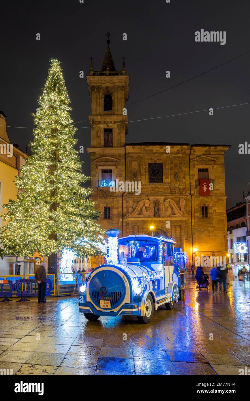Plaza Ayuntamiento orné de lumières de Noël, Oviedo, Asturies, Espagne Banque D'Images