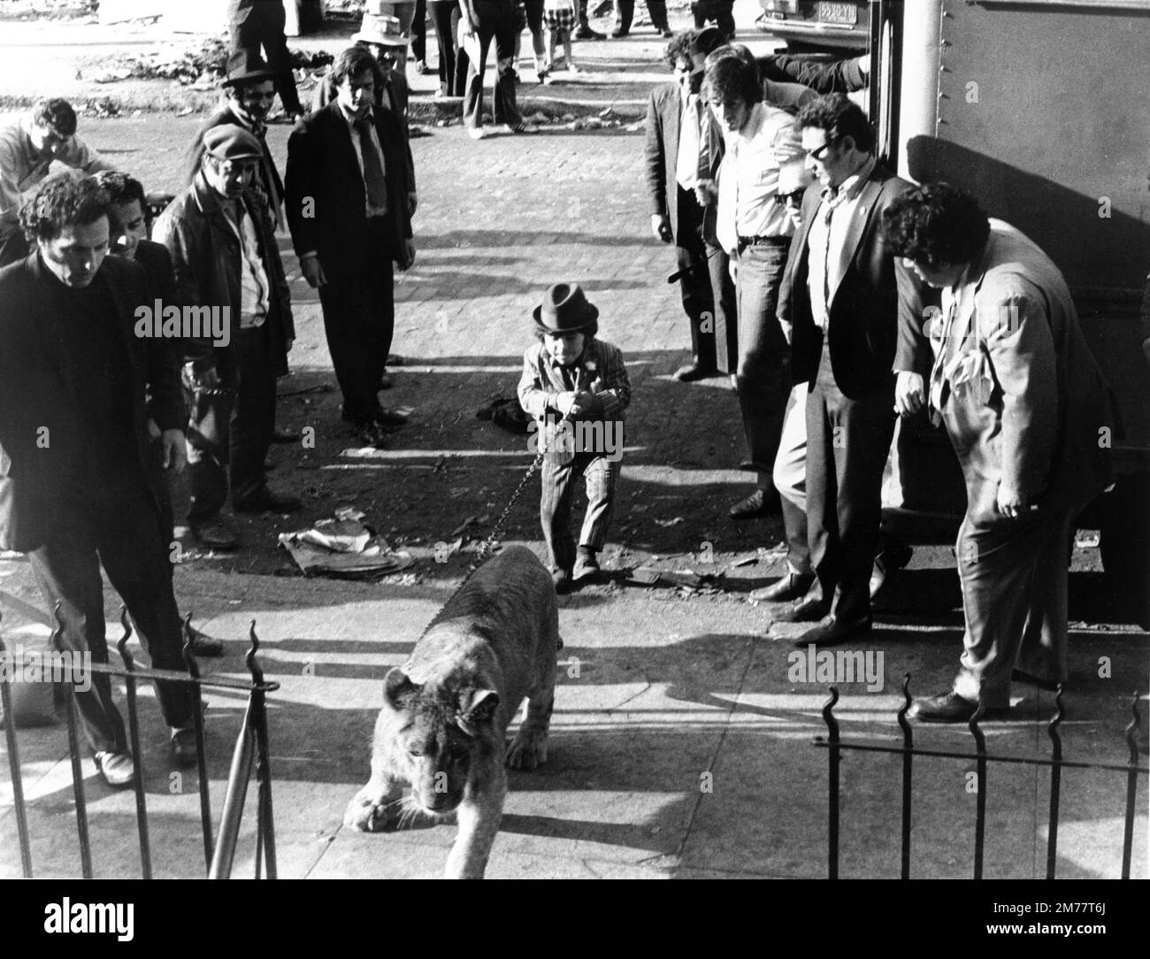 HERVE VILLECHAIZE JERRY ORBACH et IRVING SELBST dans LE GANG QUI NE POUVAIT PAS TOURNER DROIT