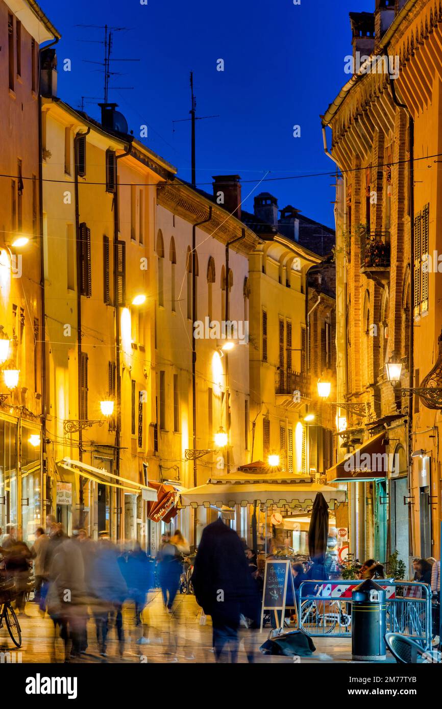 Vie nocturne dans la via Mazzini, Ferrara, Italie Banque D'Images