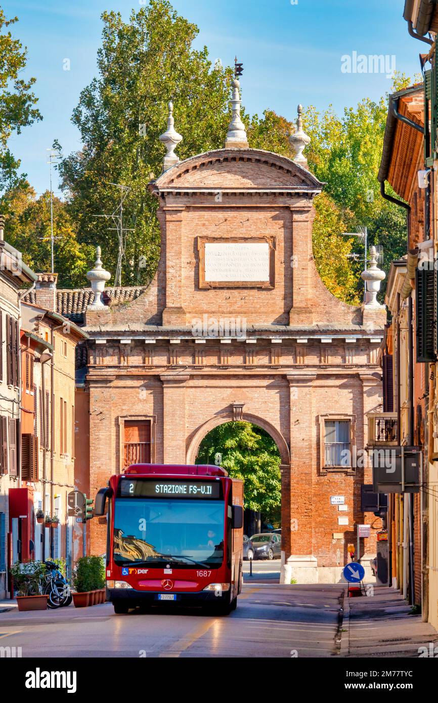 Bus dans la via XX Settembre avec l'arche 'Prospettiva della Ghiara' en arrière-plan, Ferrara, Italie Banque D'Images