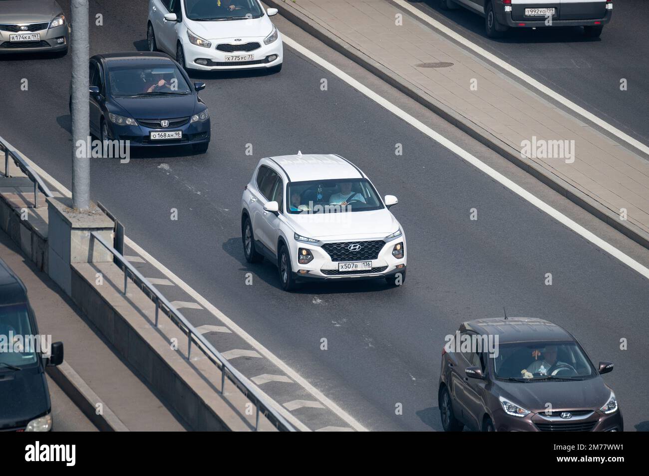 Moscou, Russie - 27 septembre 2022: Le croisement sud-coréen blanc Hyundai Santa Fe 4 quatrième génération (TM; 2018) se déplace sur la route de la ville Banque D'Images